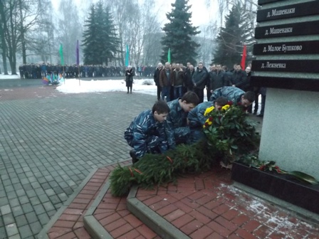 Гирлянды к памятнику